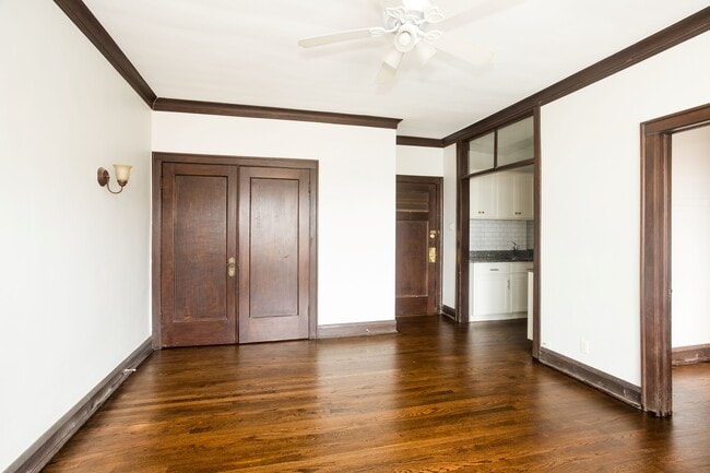 Foto del edificio - 1367 E 53rd St