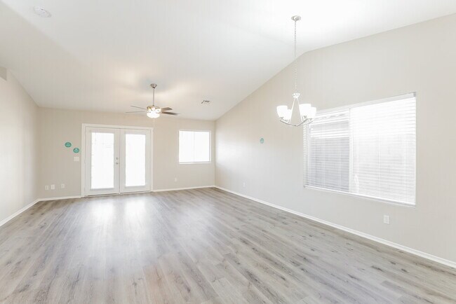 Foto del edificio - 16183 W Buchanan St