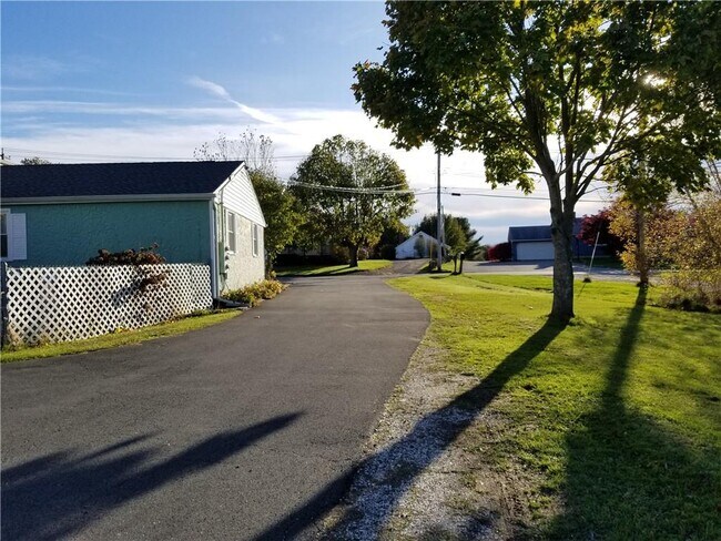 Building Photo - 252 Oliphant Ln