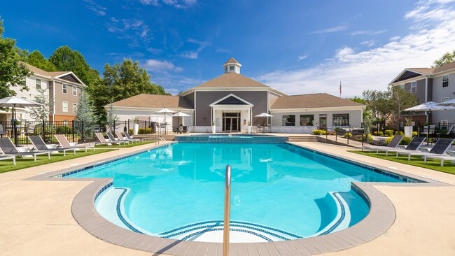 Disfrute de nuestra espectacular piscina y área de gazebo cubierto, perfecto para relajarse y socializar, operado profesionalmente por Highlands Vista Group. - The Foundry