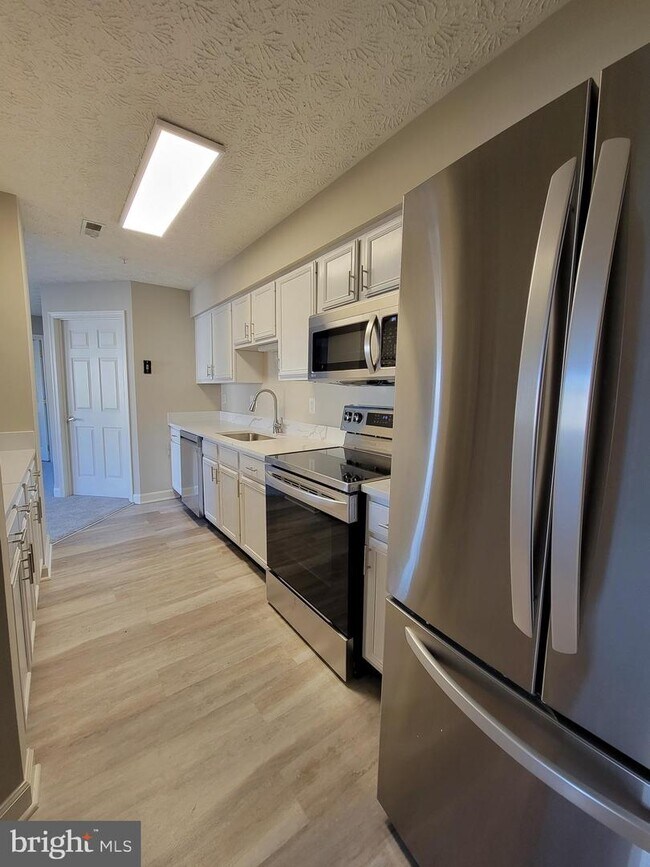 Building Photo - 6505 Springwater Ct