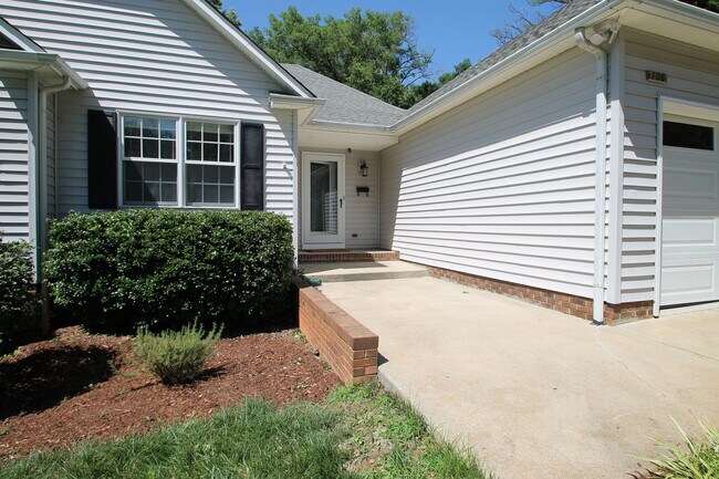 Foto del edificio - Exclusively Offered by Muse Realty, LLC