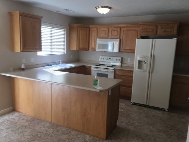 Foto del edificio - Skyhawk Townhome - End unit!