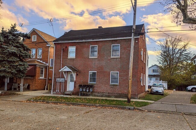 Building Photo - 314 13th St