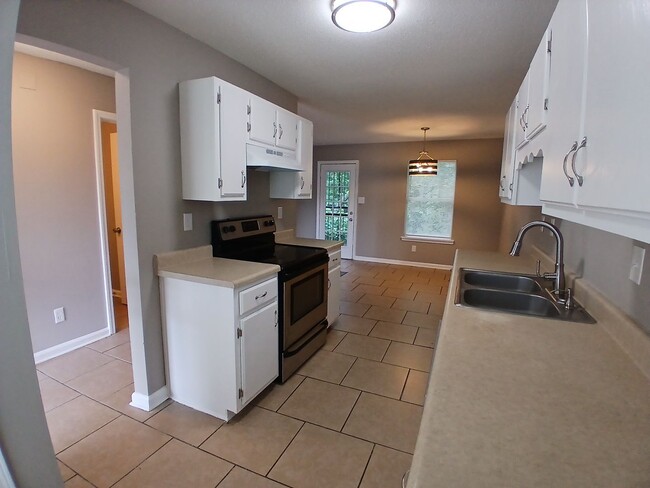 Building Photo - Charming 3 bedroom 2.5 bath home in Raleig...