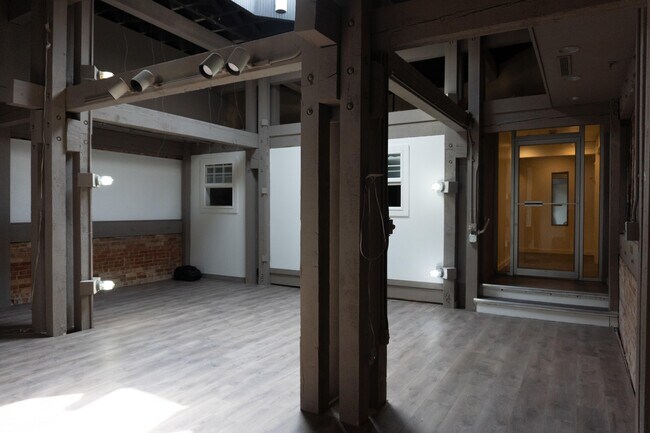 Building Photo - 410 Phoenix St