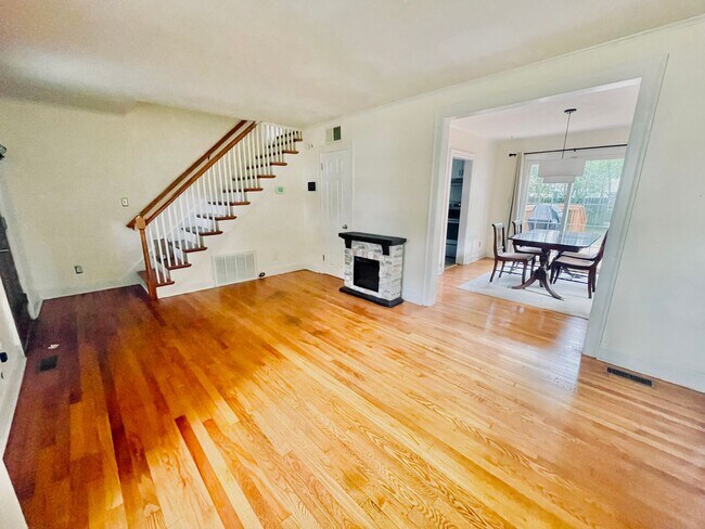 Building Photo - Lovely 3 Bedroom home