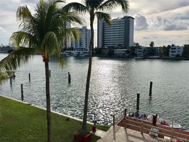 Foto del edificio - 7946 East Dr