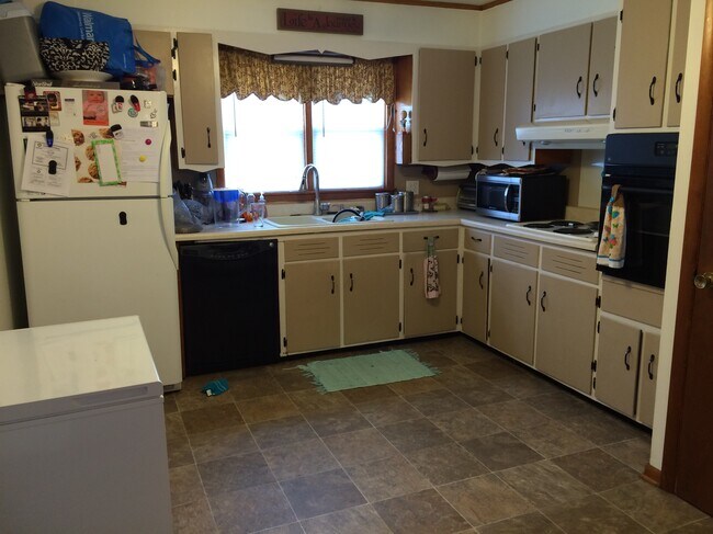 Large Kitchen - 718 E McPherson St