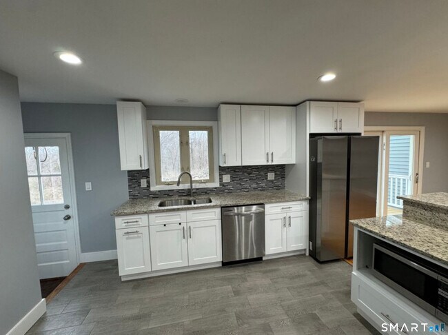 Building Photo - 16 Wedgewood Dr