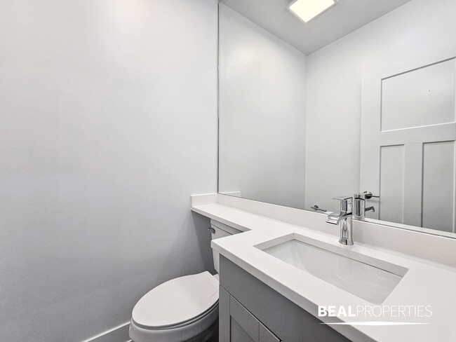 Building Photo - 438 W Belden Ave