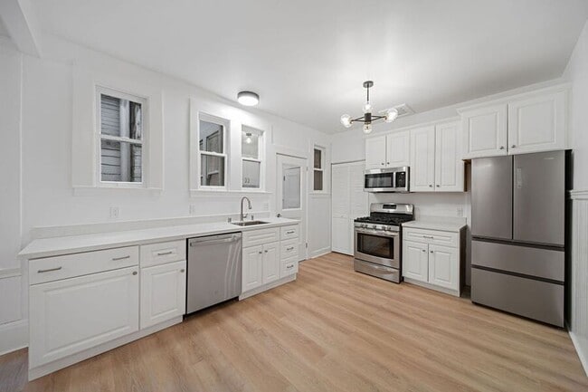 Building Photo - 1418 Leavenworth St