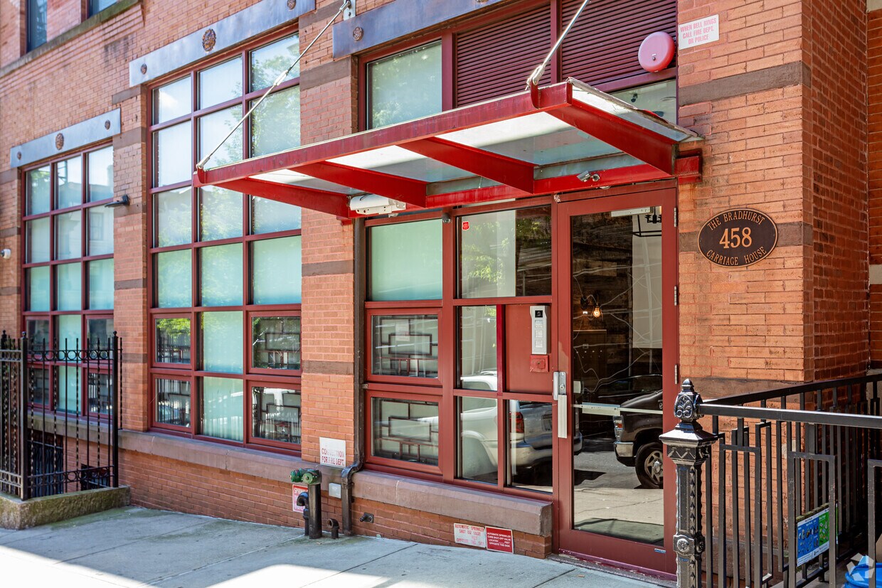 Entrada - 458 W 146th St