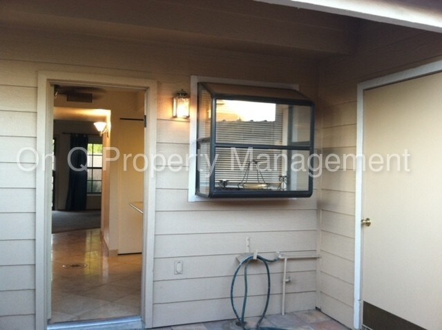 Building Photo - Great 2 Bed / 2.5 Bath Townhome!