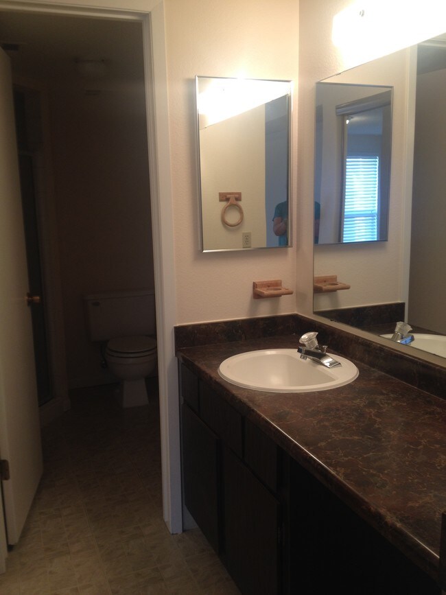 Building Photo - 1060 E Quail Park Dr