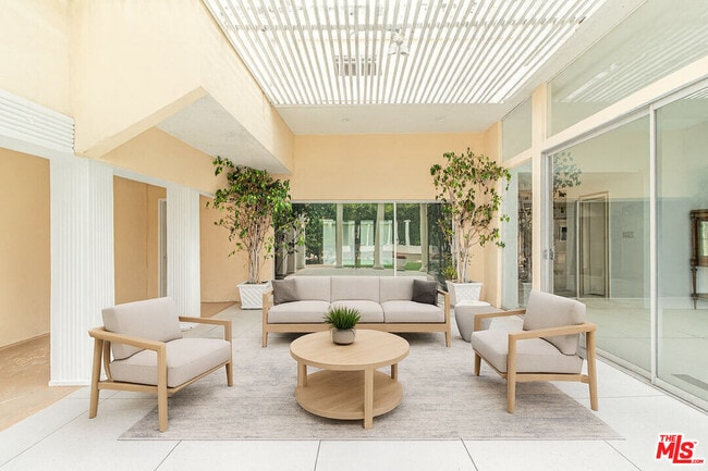 Building Photo - 713 Elm Dr