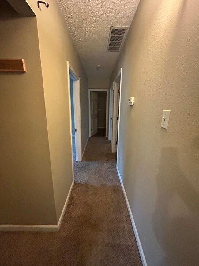 Building Photo - Very Nice 3 Bedroom 1.5 Bath House - A Mus...