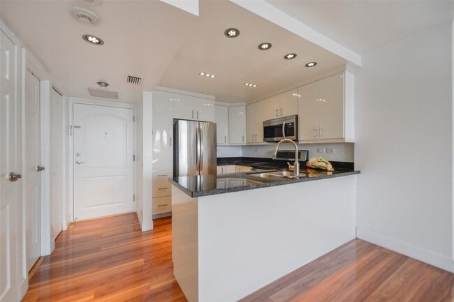 Building Photo - 3625 N Country Club Dr
