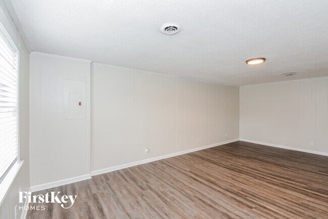 Building Photo - 516 Helton Dr