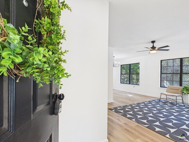 Foto del edificio - 4508 Bon Ayer Cir