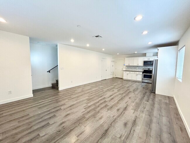 Building Photo - 5626 Willowcrest Ave