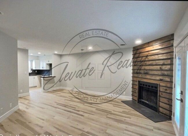 Building Photo - Modern 2-Bedroom Townhome in Clarksville –...
