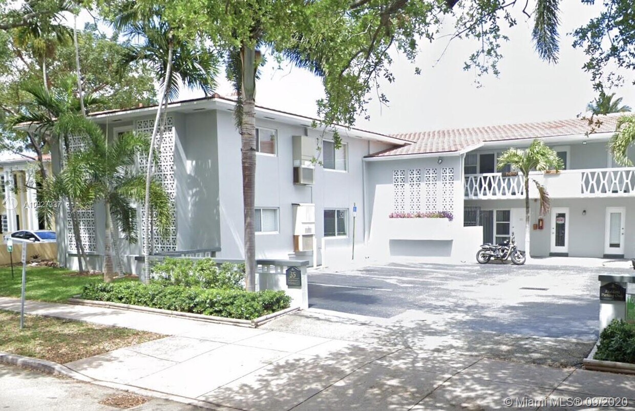 Primary Photo - 35 Edgewater Dr