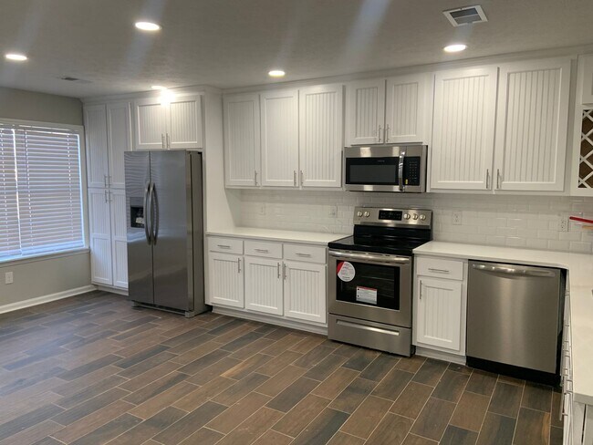 Foto del edificio - Newly Remodeled Duplex Available this Fall!