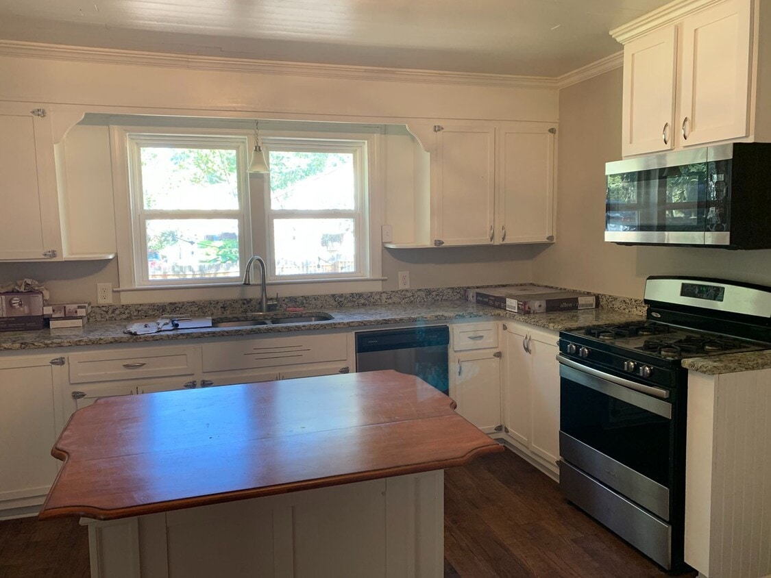 Building Photo - Charming 2 BR/2 BA bungalow!