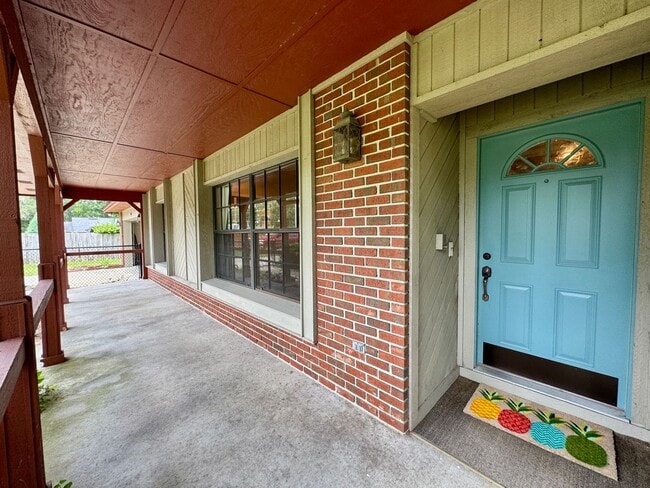 Building Photo - Fantastic 3/2 Sorrento Home with HOA!