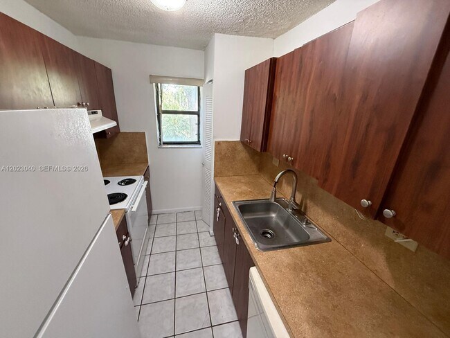 Foto del edificio - 6975 NW 179th St