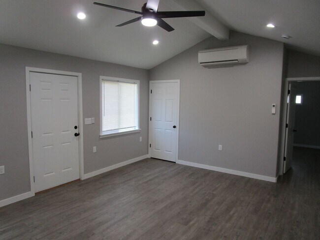 Foto del edificio - Completely Remodeled 2 Bedroom, 2 Bathroom...