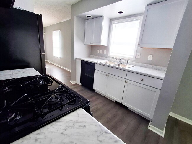 Foto del edificio - 4 Bed / 2 Full Bath House with Brand-New Kitchen, Attached Garage, and Full Basement - Built 2001