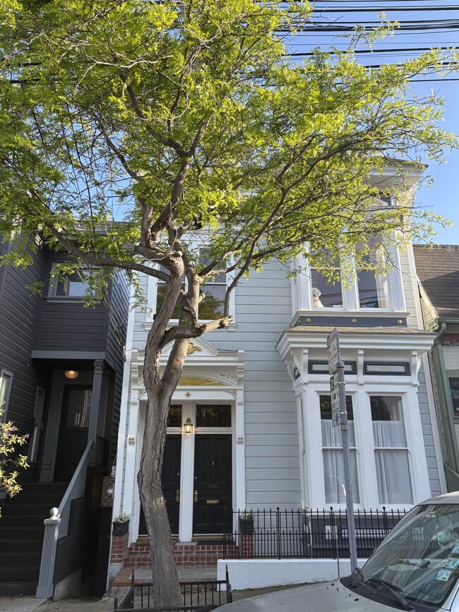 Building Photo - 557 Elizabeth St
