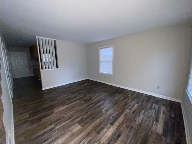Building Photo - 2 Bedroom 1.5 Bath Townhouse