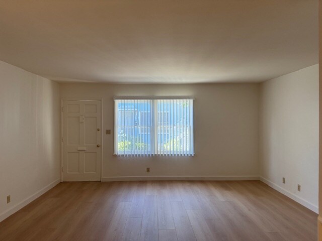 Foto principal - 4941 Whitsett Ave