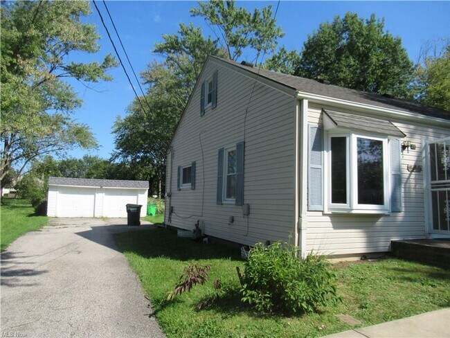Building Photo - 5655 Columbia Dr