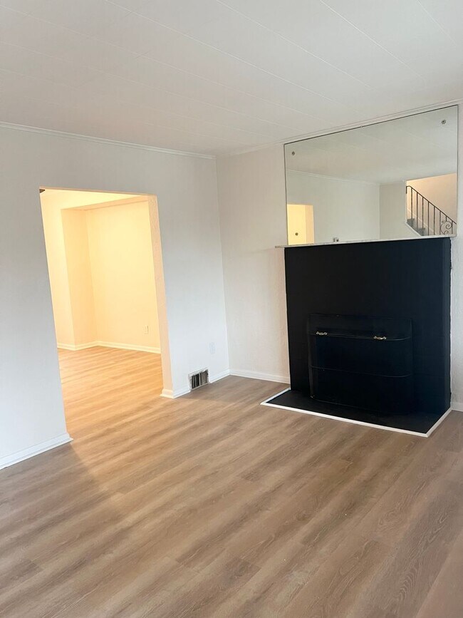 Building Photo - Newly Renovated 2 Bed, 1 Bath in Brentwood...