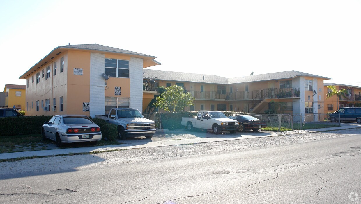 Foto del edificio - 6475 NW 6th Ave