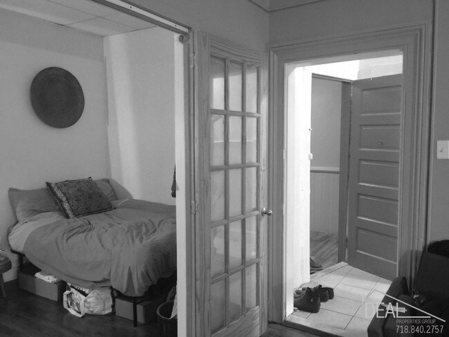 Foto del edificio - 556 Driggs Avenue #RR3R