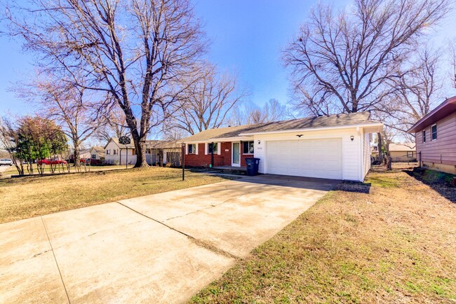 Building Photo - Gorgeous Midtown 3 Bedroom Remodel!