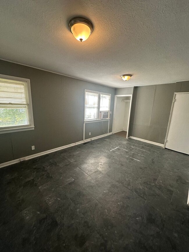 Building Photo - 1428 S Willow Ave