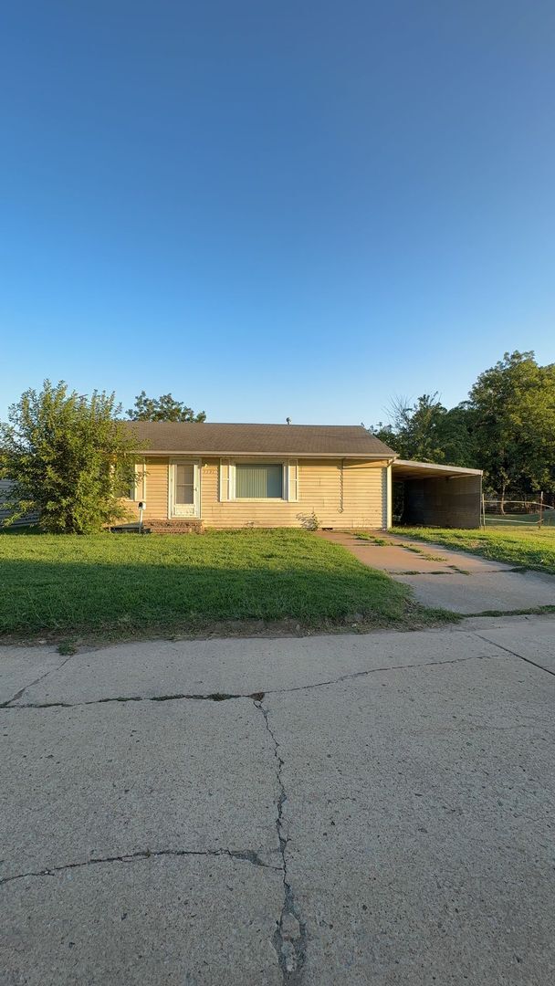 Building Photo - 2801 E Maple Ave