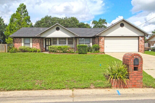 Foto del edificio - 3/2 ranch home in NW Pensacola with sunroom