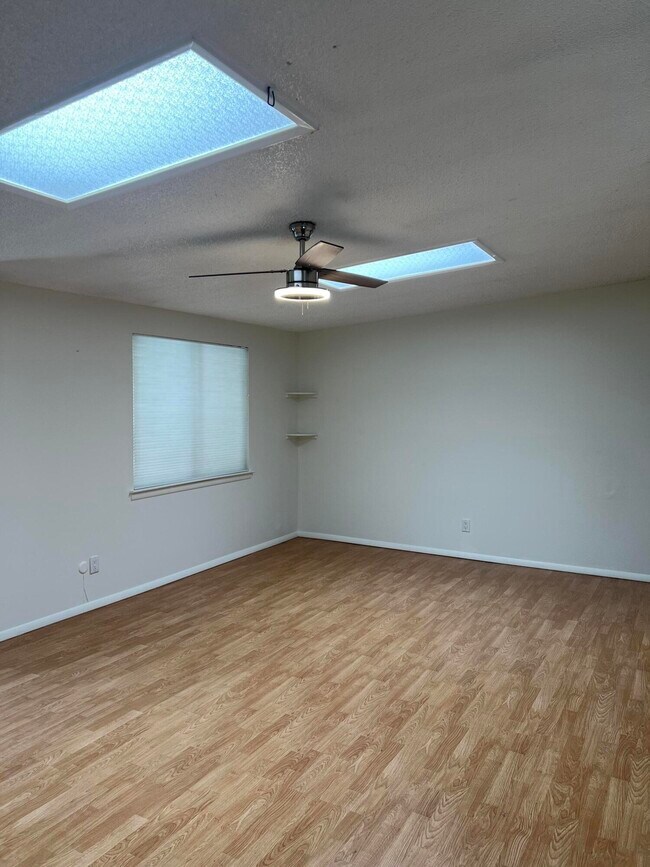 Building Photo - 13420 Reo Rd NE