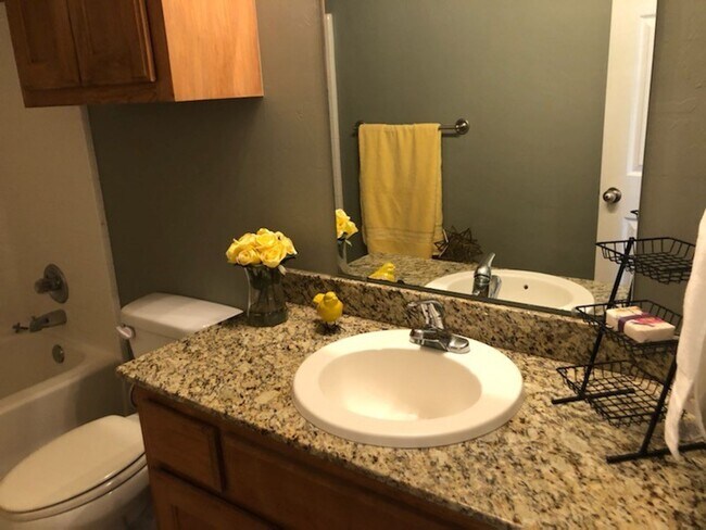 Foto del edificio - $200 off your move in by May 15th! Located in Edgewood Manor and in Mustang School District!, Nea...