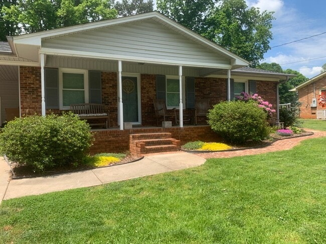 Building Photo - 110 Holly Dr