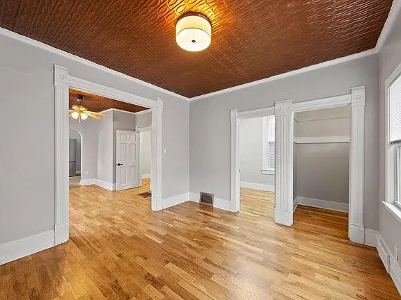 Sala de estar hacia el vestíbulo/segundo dormitorio - 2431 S Williams St