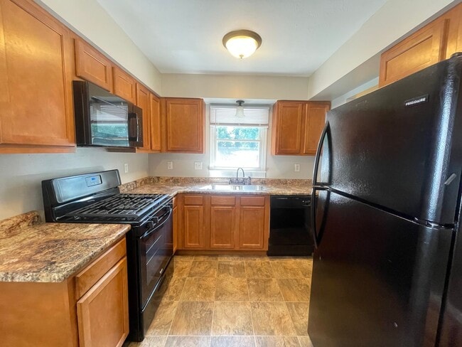 Building Photo - Two Bedroom Duplex on SE Side of Grand Rap...