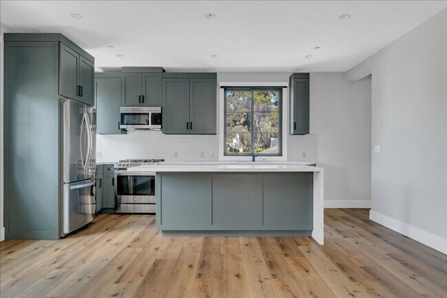 Building Photo - Beautiful Three Story Townhome!